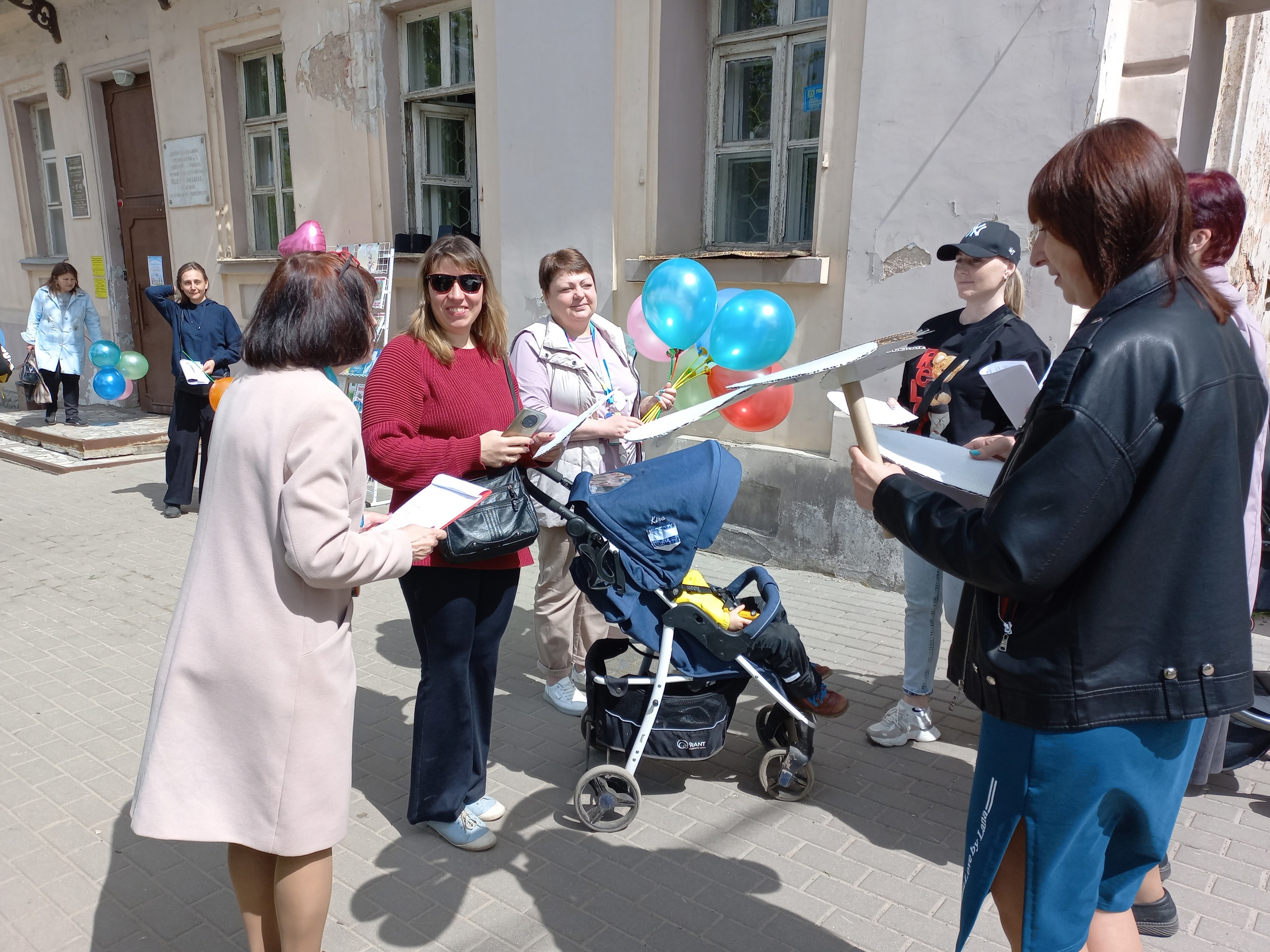 Уличная акция «Счастье там, где есть семья» | Муниципальные библиотеки  города Ржева